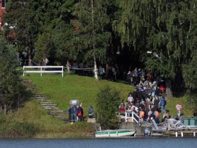 Überlebende des Massakers laufen über die Fjordinsel Utoya in Norwegen. Gedenken auf Utoya