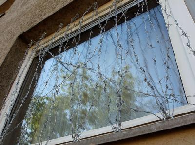 Stacheldraht ist in Hamburg vor den Fenstern einer Erdgeschosswohnung in der Wachtelstrasse zu sehen. Geiselnehmer-Wohnung