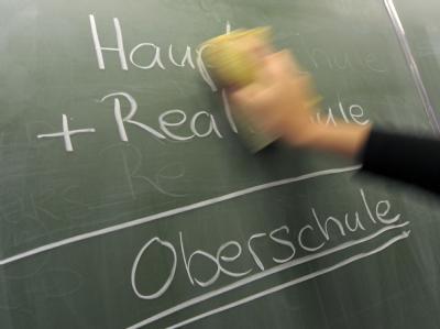 Jahrzehntelang war für die Union das dreigliedrige Schulsystem eine politische Selbstverständlichkeit. Jetzt will die CDU-Führung die Haupt- mit den Realschulen verschmelzen. Das Ende der Hauptschule stößt bei vielen in der Partei aber auf Widerstand. Kritik an CDU-Schulpolitik