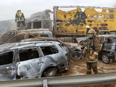 Feuerwehrleute sind bei einer Massenkarambolage auf der A19 bei Rostock im Einsatz (Archivbild): In den ersten sechs Monaten dieses Jahres ist die Zahl der Verkehrstoten deutlich gestiegen. Massenkarambolage bei Rostock