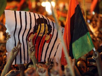Einwohner von Bengasi feiern den Triumph über Diktator Gaddafi. Triumph über Gaddafi