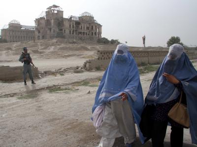 Der beschädigte Darul Aman Palast in Kabul. In Afghanistan werden zwei deutsche Staatsbürger vermisst. Kabul