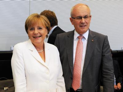Kanzlerin Merkel und CDU/CSU-Fraktionschef Kauder. Die Union ringt noch um die Bedingungen für eine Zustimmung zum neuen Euro-Rettungsfonds. Angela Merkel und Volker Kauder