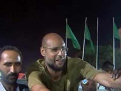 Ein Screenshot von der Al-Arabija-Webseite zeigt den Gaddafi-Sohn Saif al-Islam Gaddafi, der sich in Tripolis von Anhängern feiern lässt. Saif al-Islam