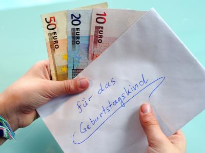 Eine frühere Hartz-IV-Familie muss trotz Geldgeschenken der Oma keine Leistungen zurückzahlen. Geburtstagsgeld