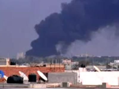 Über der Residenz von Gaddafi steht eine Rauchwolke. (TV-Screenshot) Rauchwolke