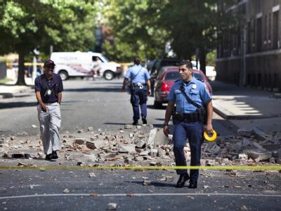 Auf einer Straße in Washington liegen Steine von einem Hausdach. Das Beben mit Epizentrum in Virginia war bis nach Toronto in Kanada zu spüren. Beben-Schäden in Washington