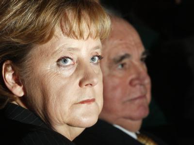 Bundeskanzlerin Merkel und Altbundeskanzler Kohl während eines Empfangs im Herbst 2007. Helmut Kohl und Angela Merkel