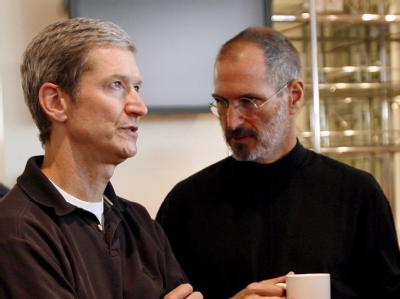 Tim Cook (L), bisher als «Chief Operating Officer» für das Tagesgeschäft zuständig, wird den Posten von Steve Jobs übernehmen. Cook und Jobs