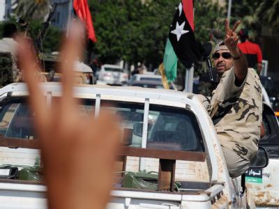 Die Vertreter der libyschen Übergangsregierung stehen vor großen Aufgaben. Die ersten Minister sind inzwischen in Tripolis eingetroffen. Staubig, müde und hungrig - und wohl auch ein bisschen enttäuscht. Übergangsregierung in Tripolis