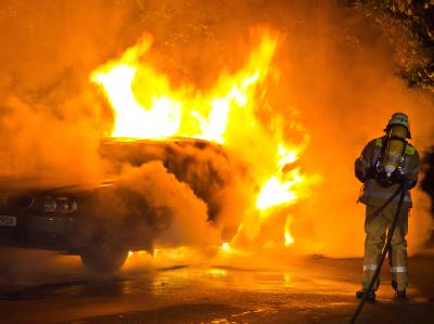 August 2011: Feuerwehrleute löschen ein brennendes Auto in der Alten Jakobstraße in Berlin-Mitte/-Kreuzberg. Foto: Steffen Tzscheuschner, dpa Autobrand in Berlin
