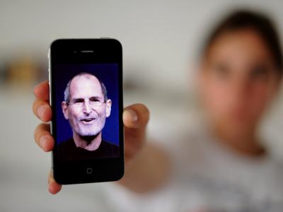 Ein Foto von Steve Jobs auf einem Apple iPhone 4. Jobs tritt zurück