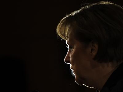 Bundeskanzlerin Angela Merkel bekommt von Parteichef Seehofer volle Rückendeckung bei der Euro-Rettung. Angela Merkel