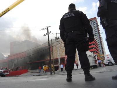 Polizisten in Monterrey sperren das Gebiet rund um das Kasino ab. Abgesperrt
