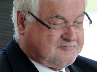 Aus gesundheitlichen Gründen verließ Ministerpräsident Peter Harry Carstensen eine Landtagssitzung. (Archiv) Carstensen