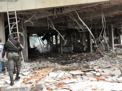 Ein nigerianischer Polizist in den Trümmern des UN-Gebäudes. Explosionsort