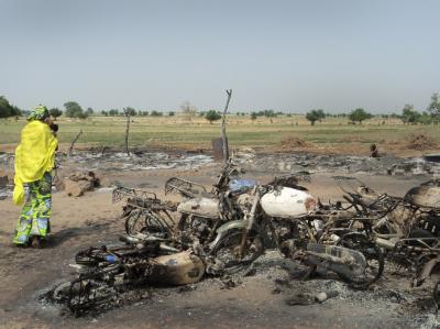 Wrackteilen von Marktständen und Motorrädern in Maiduguri nach einem Brandanschlag im Juni 2011. Brandanschlag