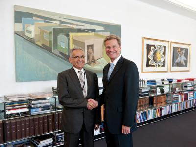Bundesaußenminister Westerwelle (r, FDP) begrüßt den neuen libyschen Botschafter in Deutschland, Ali Masednah Idris al-Kothani, im Auswärtigen Amt in Berlin. Westerwelle