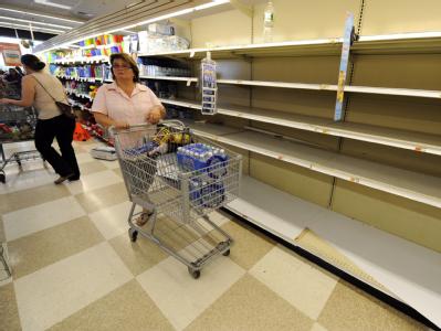 Bei Waldbaum's im New Yorker Stadtteil Queens sind manche Regale bereits leergefegt. Vorbereitungen in New York