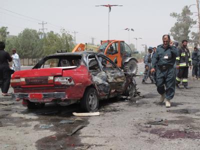 In Laschkarga, der Hauptstadt der Unruhe-Provinz Helmand, zündete ein Selbstmordattentäter eine Autobombe vor einer Bank, als Soldaten und Polizisten dort anstanden, um ihren Sold zu kassieren. Viele Tote in der Unruhe-Provinz Helmand
