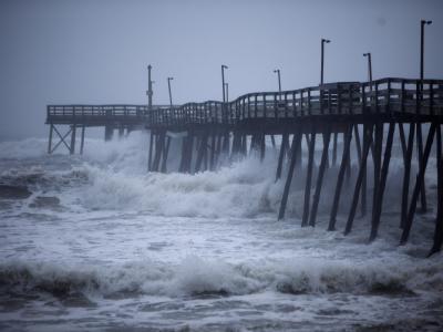 Wellen krachen in den Avalon Pier in Kill Devil Hills, North Carolina. North Carolina