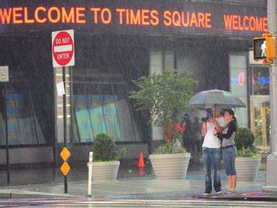 Für ein Foto ist auf dem ungewohnt leeren Times Square in Manhattan noch Zeit. «Irene»