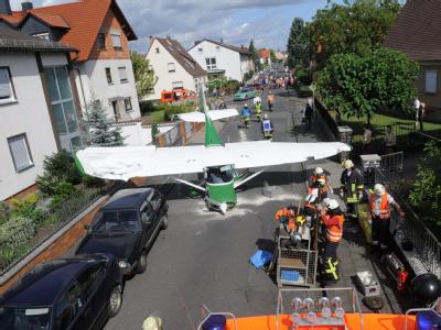 Dramatische Notlandung endet glimpflich: Die beiden Insassen des Sportflugzeugs wurden leicht verletzt. Die Menschen am Boden kamen mit dem Schrecken davon. Flugzeug in Wohngebiet notgelandet