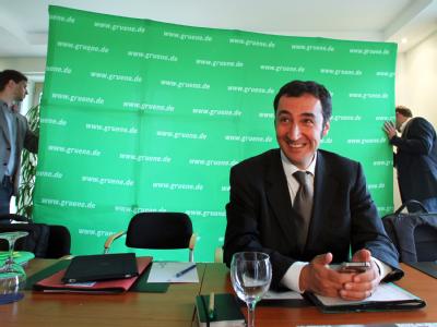 Grünen-Chef Cem Özdemir geht mit der Regierung hart ins Gericht. Cem Özdemir