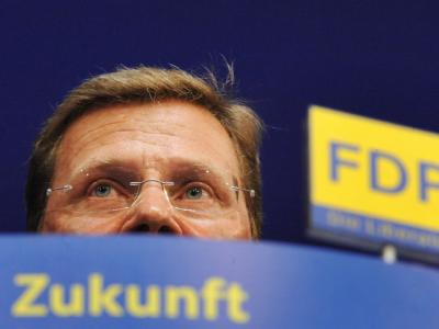 Hält sich Deutschlands Chefdiplomat? FDP-Chef Rösler erklärt, Westerwelle sei ein Minister auf Bewährung. Die Kanzlerin versucht, ihm den Rücken zu stärken. (Archivbild) Guido Westerwelle