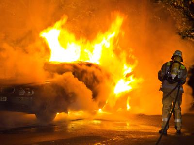 Ein BMW steht völlig in Flammen: Die meisten Brandanschläge gab es in den Stadtvierteln Mitte, Friedrichshain-Kreuzberg und zuletzt besonders Charlottenburg-Wilmersdorf. (Archivbild) Brennendes Auto
