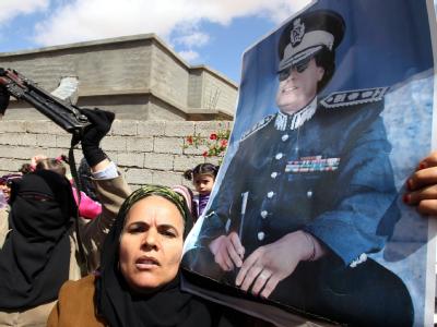 Anhängerin des libyschen Machthabers Muammar al-Gaddafi: Die Nato zerstörte nach eigenen Angaben unter anderem Kommandozentralen, Radaranlagen, bewaffnete Fahrzeuge und Raketenstellungen. (Archivbild) Gaddafi-Anhängerin