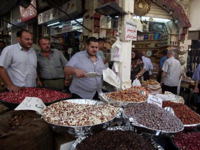 Vor allem Händler profitieren beim Zuckerfest besonders: Syrer auf einem Markt in Damaskus beim Kauf von Nüssen und anderen Leckereien. Zuckerfest in Syrien