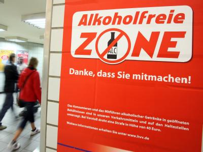 «Alkoholfreie Zone - Danke, dass sie mitmachen!»: Ab dem 1. September gilt auf allen U- und S-Bahnen, Bussen sowie den Bahnhöfen des Hamburger Verkehrsverbunds (HVV) ein striktes Alkoholverbot. Alkoholverbot