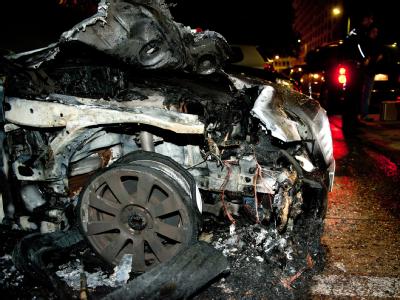 Reste eines ausgebrannten Autos in Berlin. Wieder Autos in Berlin angezündet