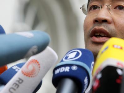Der Bundesvorsitzende der FDP, Philipp Rösler, gibt vor dem Grandhotel Schloss Bensberg in Bergisch-Gladbach ein Statement ab. Rösler