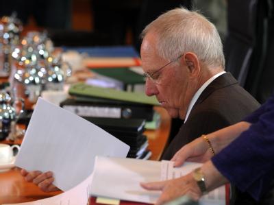 Bundesfinanzminister Wolfgang Schäuble (CDU) blättert zu Beginn der Sitzung des Bundeskabinetts im Kanzleramt in Berlin in Unterlagen. Kabinett tagt in Berlin