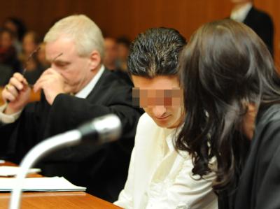 Der Angeklagte (M.) im Hochsicherheitssaal des Frankfurter Oberlandesgerichtes in Frankfurt am Main zwischen seinen Anwälten. Prozess gegen mutmaßlichen Flughafenattentäter