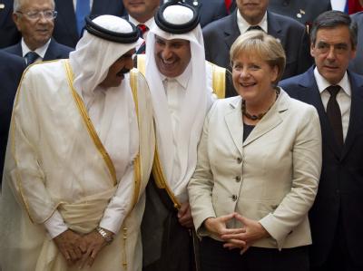 Gute Laune beim Libyen Gipfel: Kanzlerin im Gespräch mit den Scheichs Hamad bin Khalifa al Thani und Hamad bin Jassem bin Jabor Al Thani aus Qatar. Libyen Gipfel