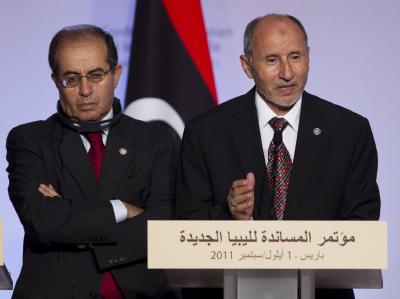 Mitglieder der libyschen Übergangsregierung: Mahmoud Jibril (L) und Mustafa Abdel Jalil (R) beim Treffen in Paris. Libyen Gipfel