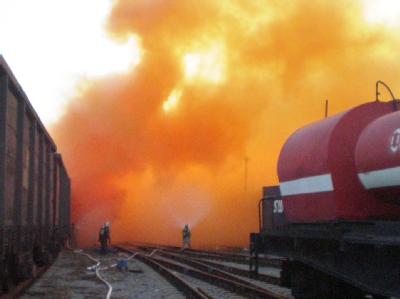 Rettungskräfte versuchen auf dem Bahnhof in Tscheljabinsk die Bromwolke unter Kontrolle zu bringen. Chemieunfall in Russland