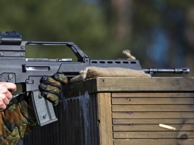 Die Polizei vermutet, dass der Täter womöglich aus einem fahrenden Auto schießt. (Archiv- und Symbolbild) Luftgewehr
