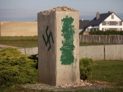 In Jedwabne war es im Juli 1941 nach dem deutschen Einmarsch zu einem Juden-Pogrom gekommen. Nun wurde das Denkmal in der ostpolnischen Stadt geschändet. Geschändetes Denkmal