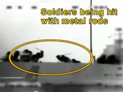 Standbild aus einem Video, in dem Passagiere der Mavi Marmara israelische Soldaten mit Metallstangen angreifen. Eskalation