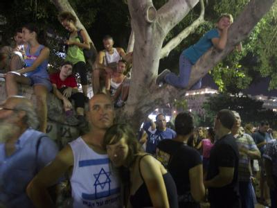 Auf der «Palme»: Demonstranten in Tel Aviv: Nach Polizeiangaben waren allein in Tel Aviv rund 300 000 Menschen dabei. Tel Aviv