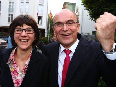 Erwin Sellering freut sich mit seiner Frau Britta über den Wahlerfolg. Erwin Sellering