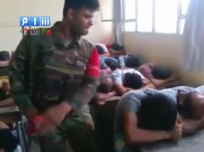 Auf einem Video, das im Netz kursiert, ist ein Mann in syrischer Uniform zu sehen, der in einem Klassenraum Zivilisten schlägt. Youtube-Video