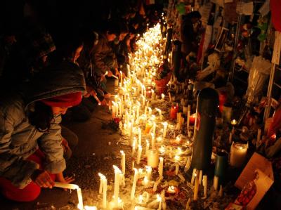 Vor dem Gebäude des chilenischen Senders TVN gedenken Menschen des bei einem Absturz getöteten landesweit beliebten Moderators Felipe Camiroaga und seines Filmteams. Absturz in Chile