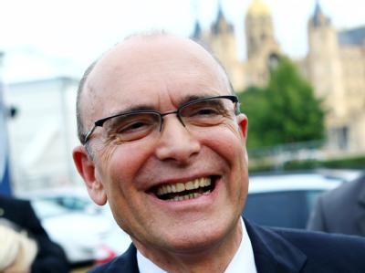 Erwin Sellering, Sieger der Landtagswahl in Mecklenburg-Vorpommern, freut sich: Er hat die freie Auswahl. Sellering