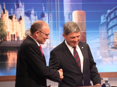 Erwin Sellering (SPD) und Lorenz Caffier (CDU) nach den ersten Hochrechnungen. Sellering und Caffier