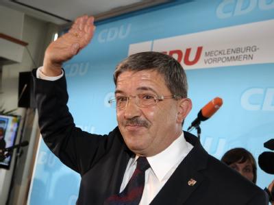 Lorenz Caffier begrüßt Partei-Anhänger bei der CDU-Wahlparty. Lorenz Caffier